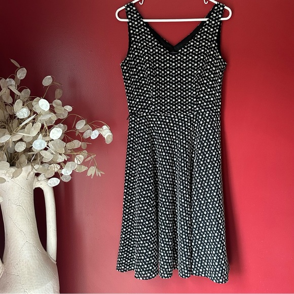 Tahari Arthur S. Levine Dresses & Skirts - Sleeveless Black & White V-Neck Midi Dress